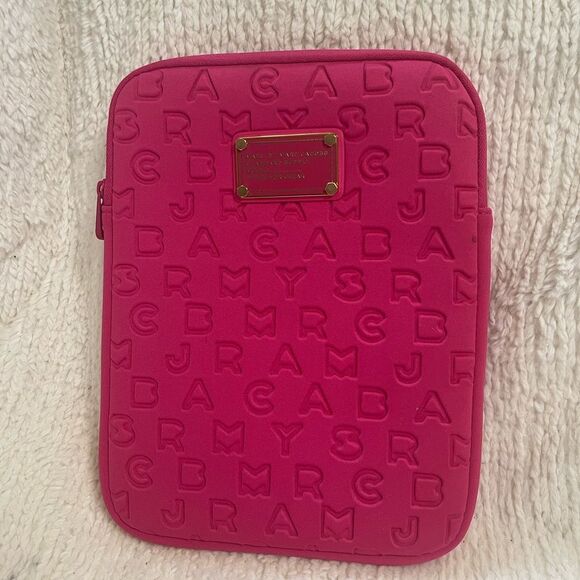 Marc  by Marc Jacobs Embossed Hot Pink Tablet Sleeve, padded IPad, tablet case - Picture 2 of 8
